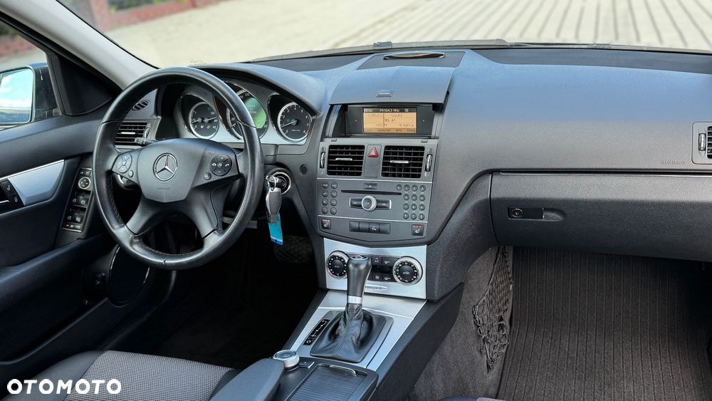 Mercedes-Benz Klasa C 180 CGI Automatik BlueEFFICIENCY Avantgarde - 30
