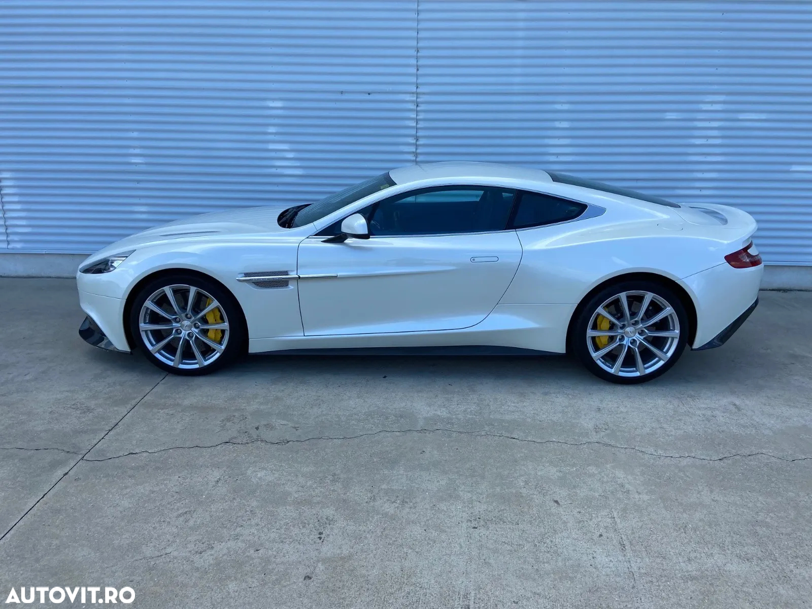 Aston Martin Vanquish - 6