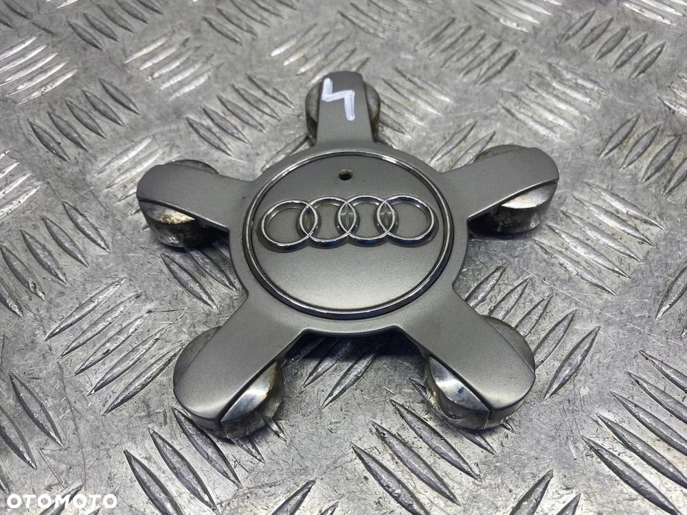 DEKIELEK KOŁPAK EMBLEMAT FELGI AUDI A4 A5 A6 A8 Q5 8R0601165 - 1