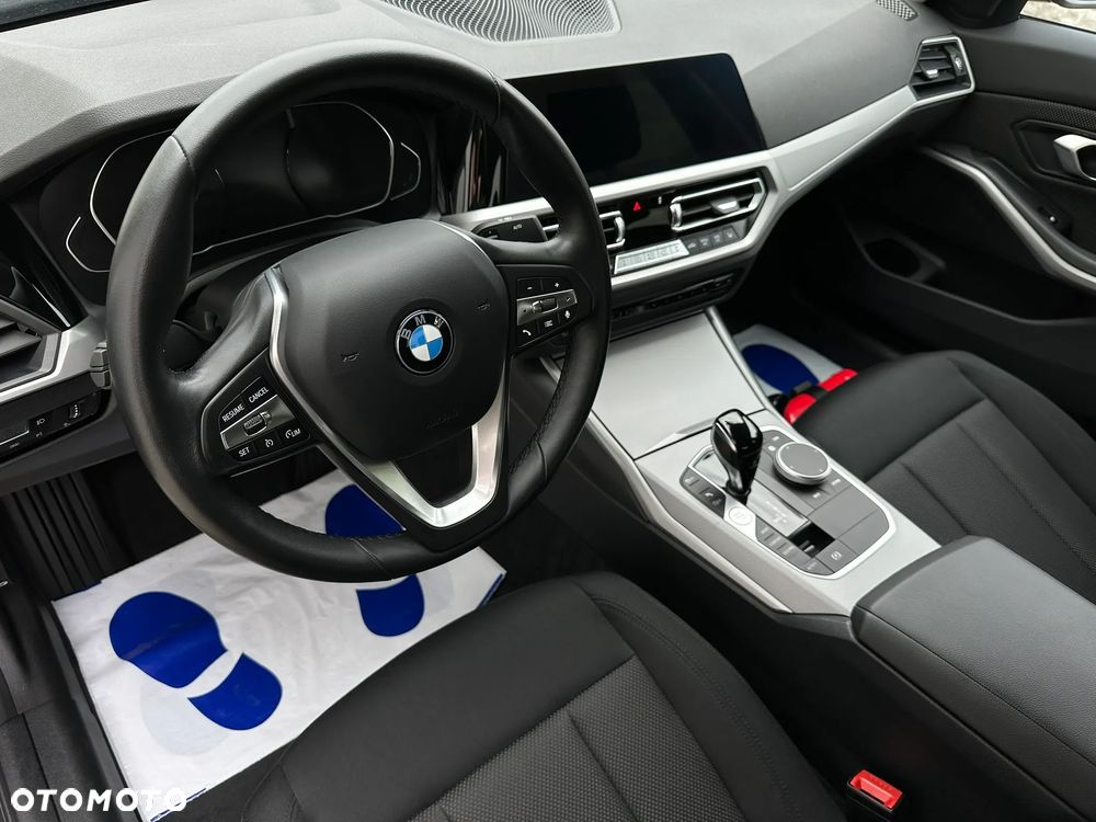 BMW Seria 3 330i Sport - 21