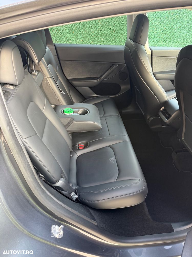 Tesla Model Y - 8