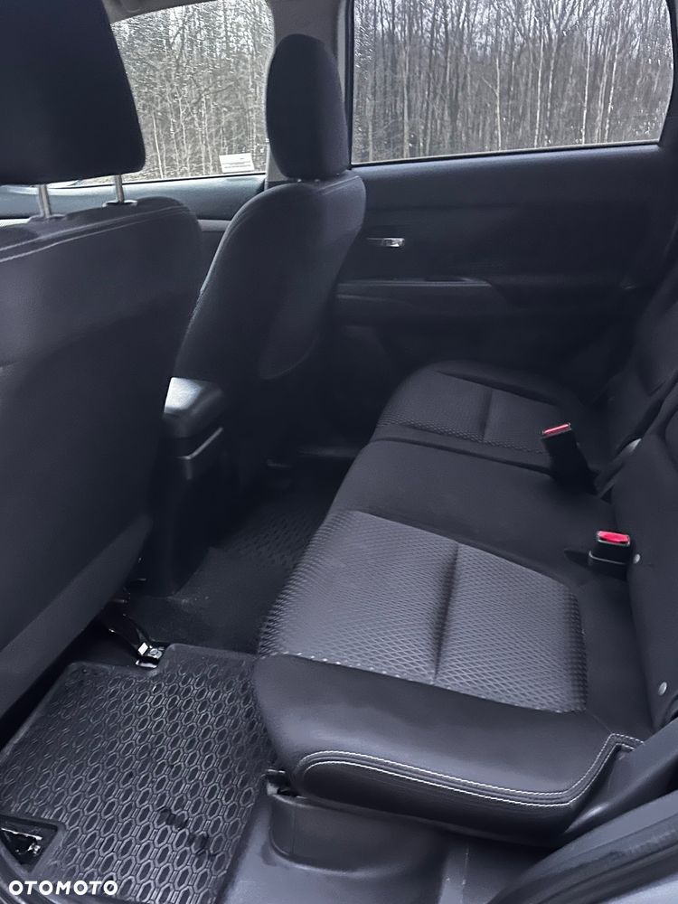 Mitsubishi Outlander 2.2 DID Instyle Navi 4WD - 10