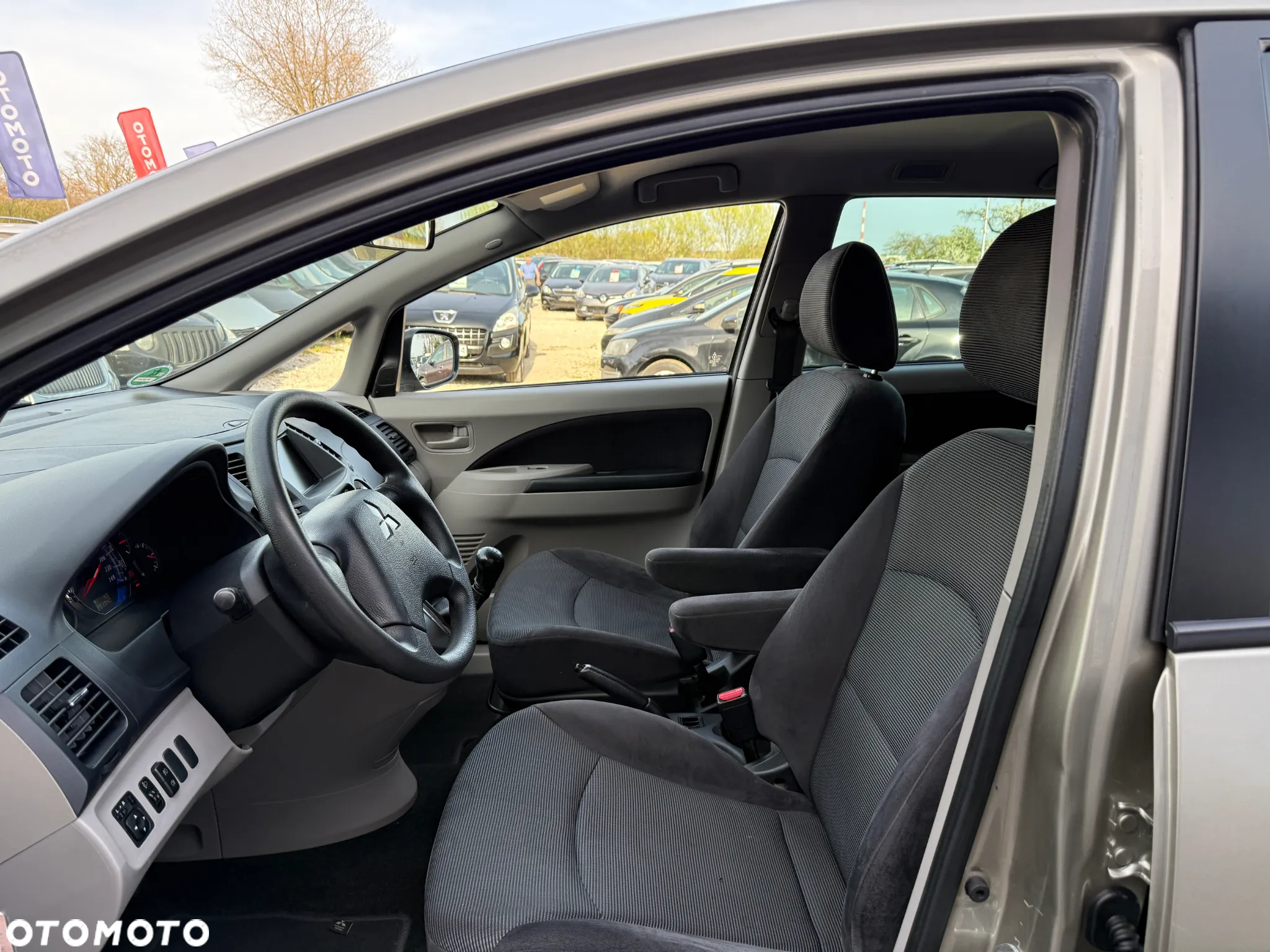 Mitsubishi Grandis 2.4 Intense - 25