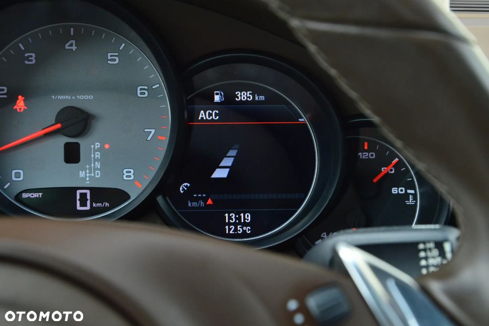 Porsche Panamera 4S - 36