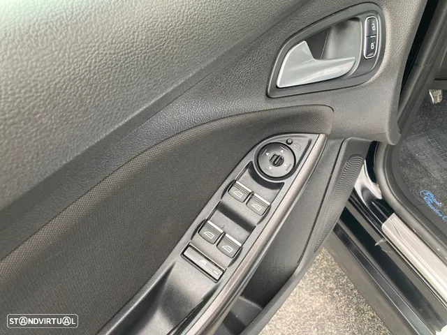 Ford Focus 1.0 EcoBoost S&S ST-Line - 28