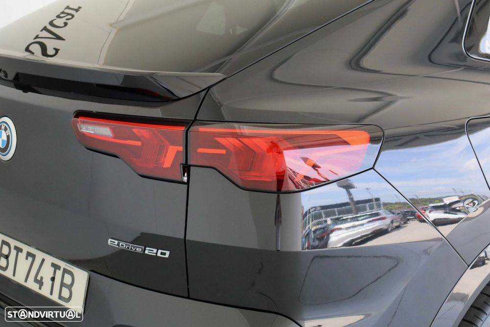 BMW iX2 eDrive20 Pack Desportivo M - 11