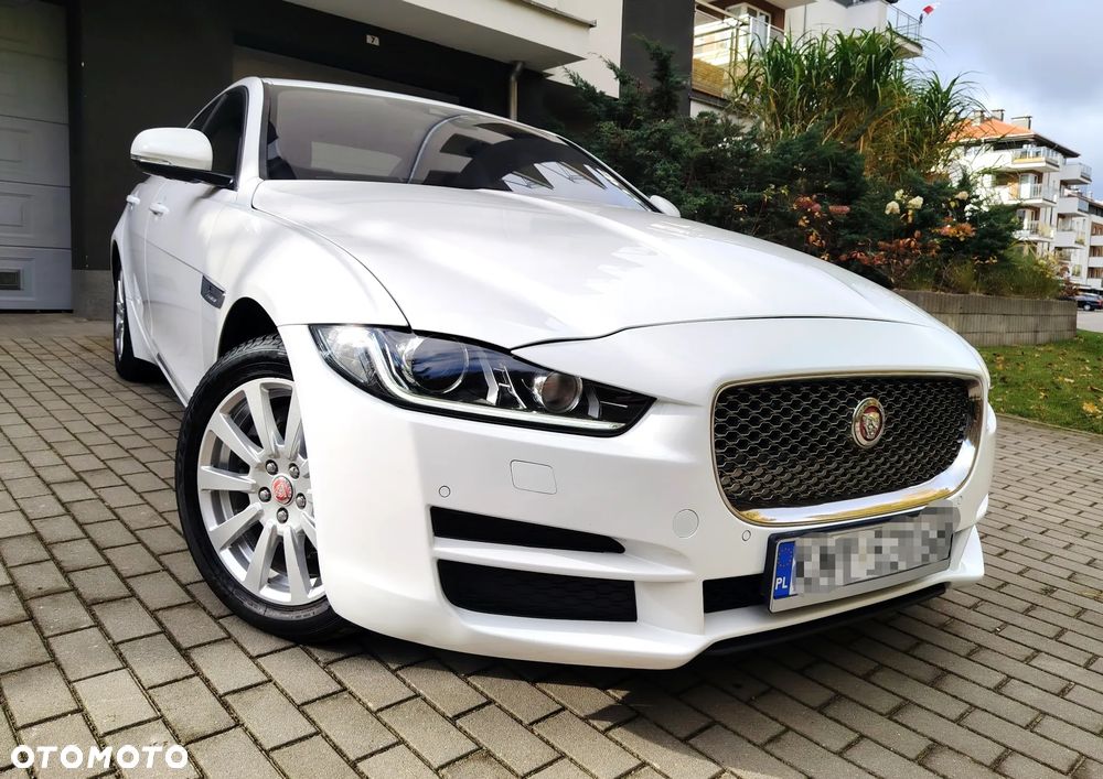 Jaguar XE 2.0 D Portfolio - 1