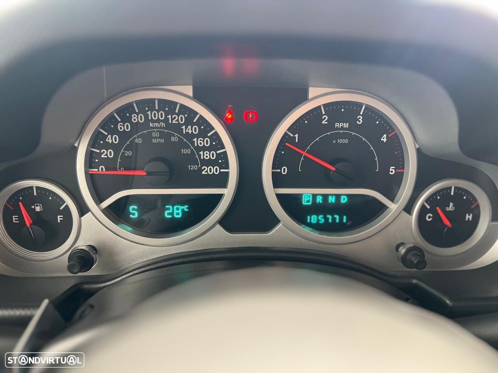 Jeep Wrangler 2.8 CRD ATX Sport - 25