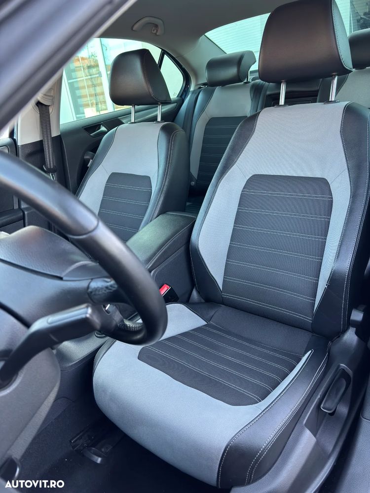 Volkswagen Jetta 2.0 TDI DSG Highline - 3