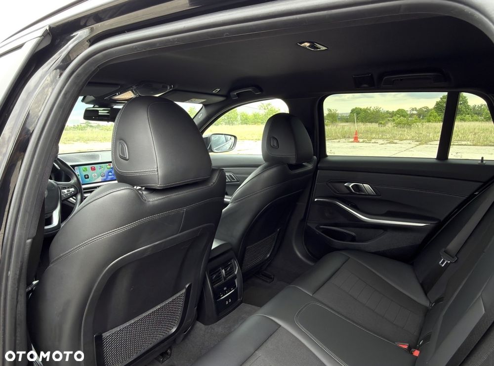 BMW Seria 3 330i Sport Line - 35