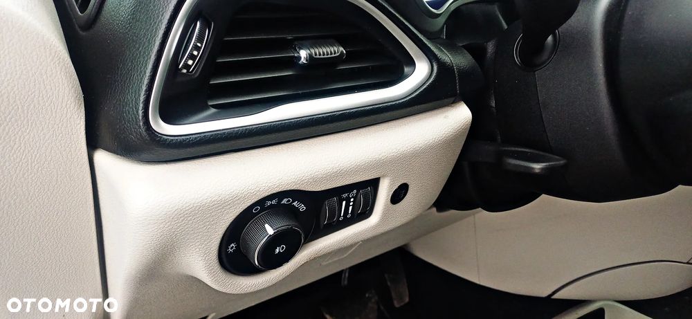 Chrysler Pacifica - 12