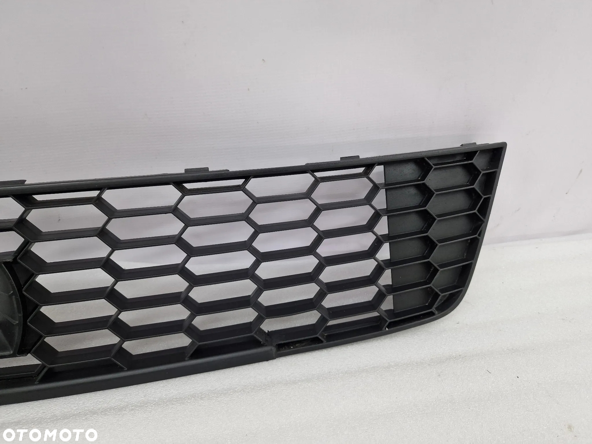 SKODA OCTAVIA 3 III RS / VRS 12- KRATKA ŚRODKOWA ZDERZAKA PRZEDNIEGO PRZÓD POD RADAR , NR 5E0853677H , NR AUKCJI KR105 - 6