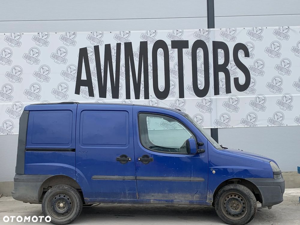 FIAT DOBLO 2004 *SAMOCHÓD NA CZĘŚCI* 4671 MASKA, LAMPA, DRZWI, LUSTERKO, ZDERZAK, GRILL, BŁOTNIK, KLAPA, BELKA, DESKA, FOTELE, KANAPA, ĆWIARTKA KIEROWNICA, TARCZE, ZACISKI, ZAWIESZENIE, KOMPLETNY PRZÓD, KOMPLETNY TYŁ, LICZNIK, ZEGARY, PRAWE LEWE PRZÓD TYŁ - 1