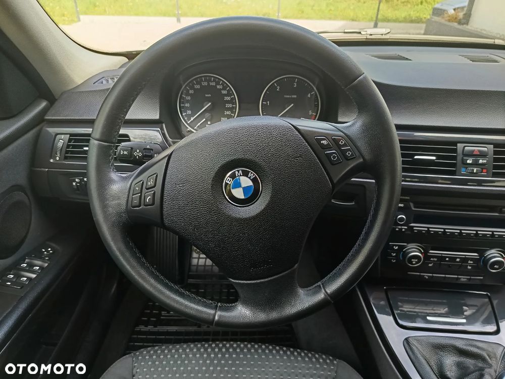 BMW Seria 3 318d DPF Edition Lifestyle - 27