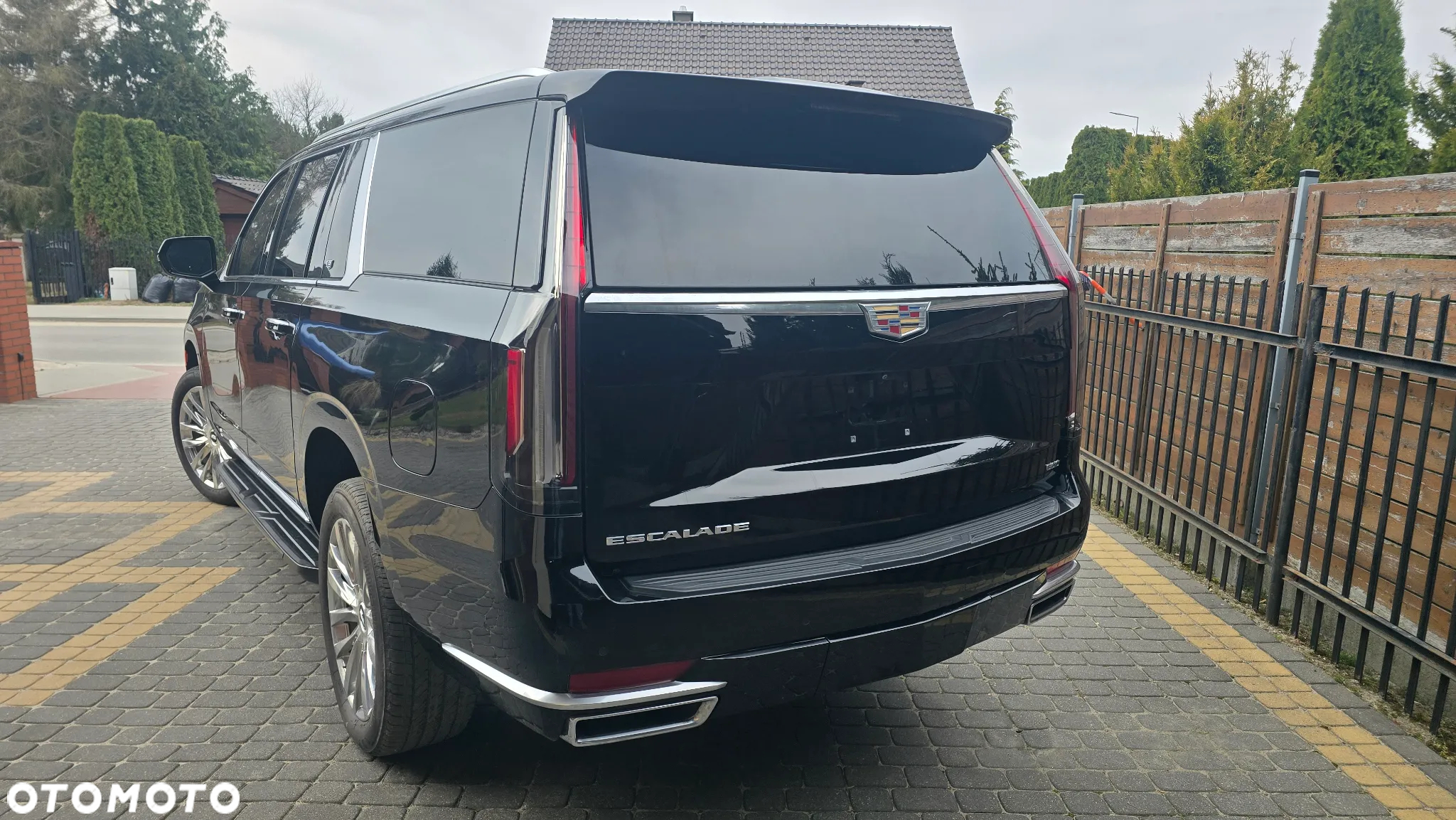 Cadillac Escalade - 3
