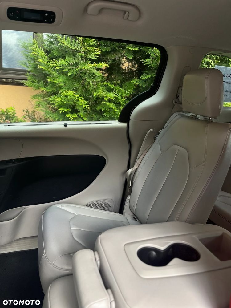 Chrysler Pacifica - 17