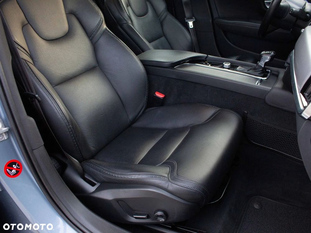 Volvo V90 D4 AWD Momentum - 33