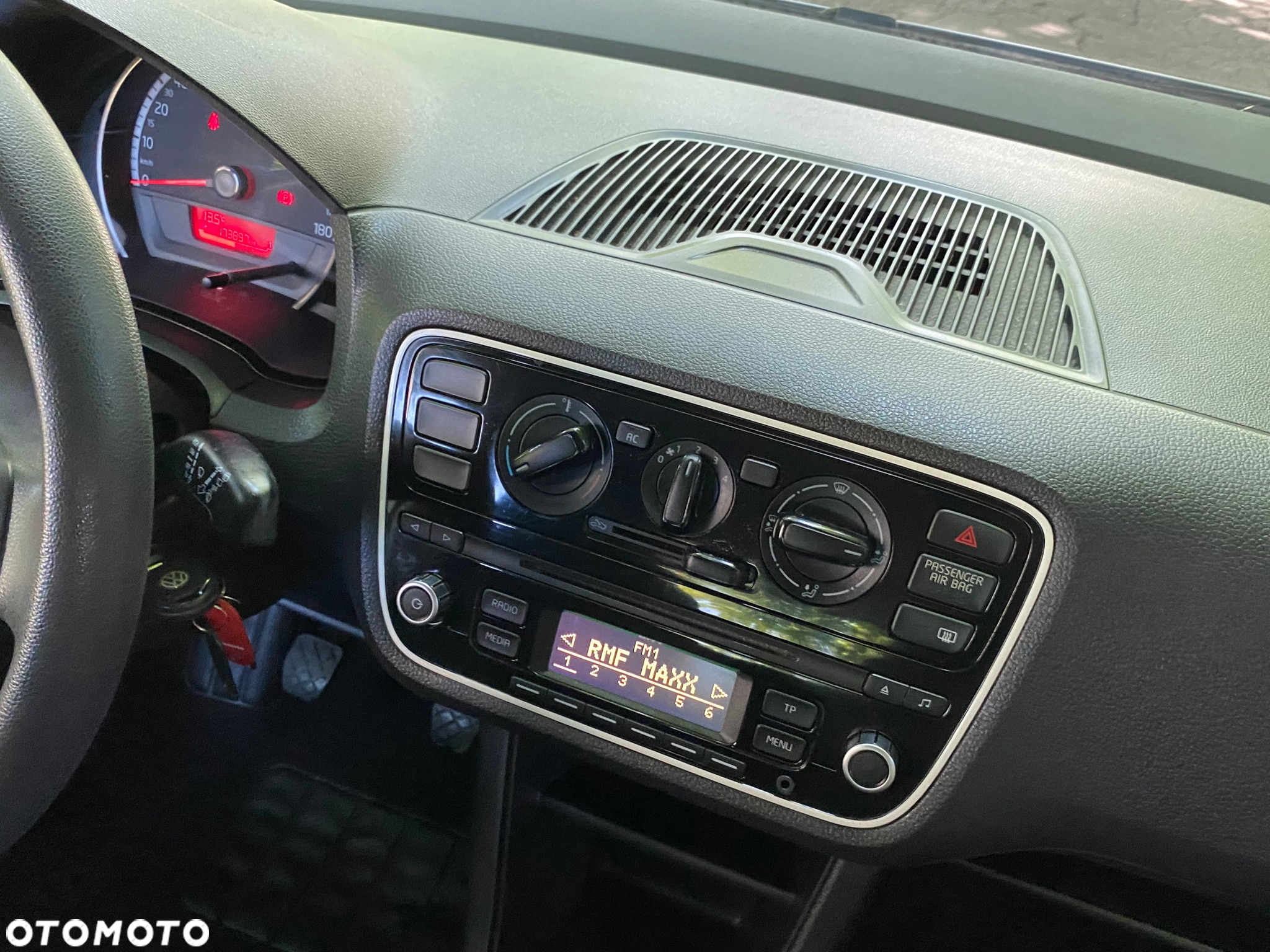 Volkswagen up! Active - 11