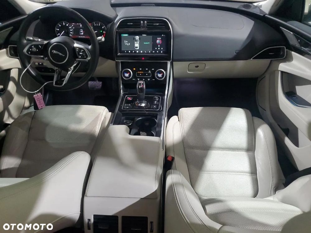 Jaguar XE 2.0 P250 S - 7