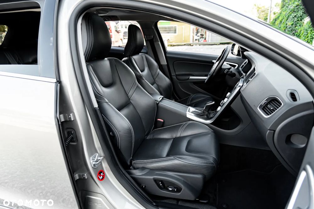 Volvo V60 D6 AWD Plug-in Hybrid Momentum - 21