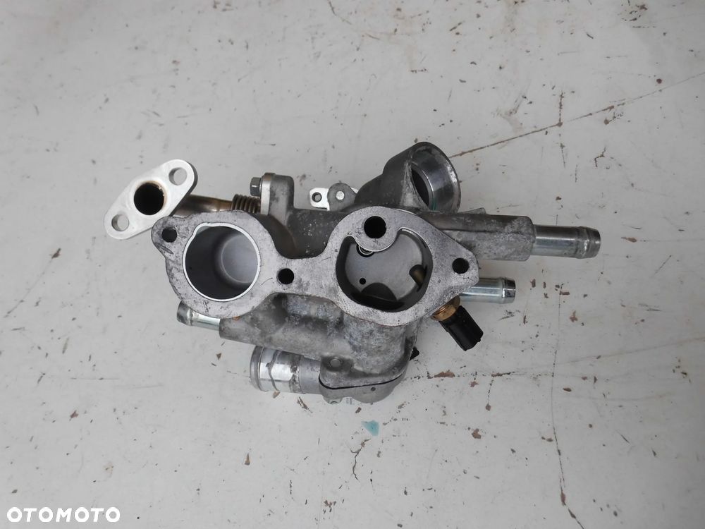 OBUDOWA TERMOSTATU MITSUBISHI OUTLANDER III LIFT 2.4 PHEV 2020r. 9 TYŚ KM ORYGINAŁ - 2