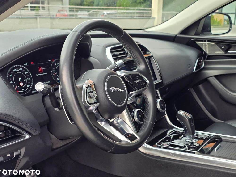 Jaguar XE 2.0 D180 R-Dynamic S - 9