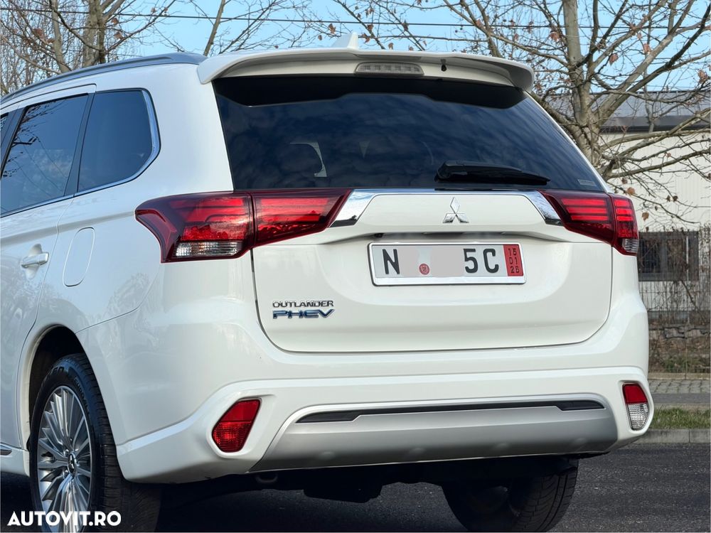 Mitsubishi Outlander 2.4 4WD Plug-In Hybrid - 24