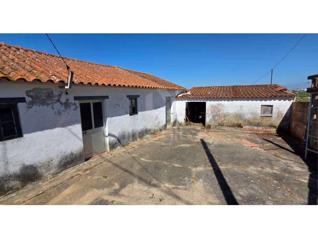 Moradia térrea com logradouro e pátio em São Pedro da Cadeira. - Grande imagem: 2/10