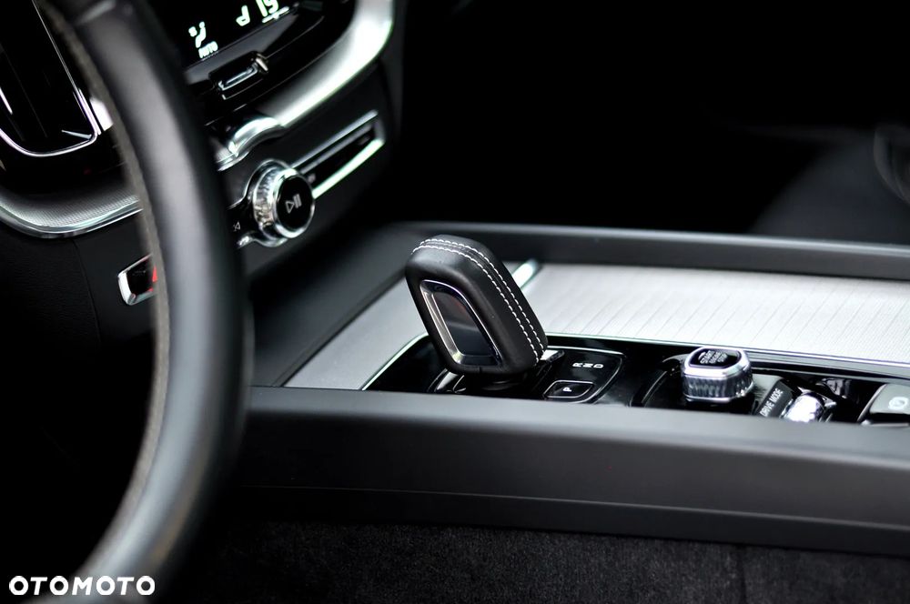 Volvo XC 60 T6 AWD Plug-In Hybrid R-Design - 33