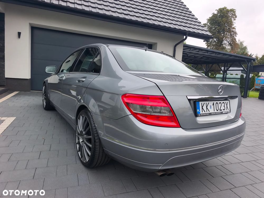 Mercedes-Benz Klasa C 180 CGI BlueEFFICIENCY Avantgarde - 13