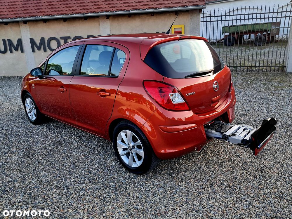 Opel Corsa 1.4 16V Cosmo - 8