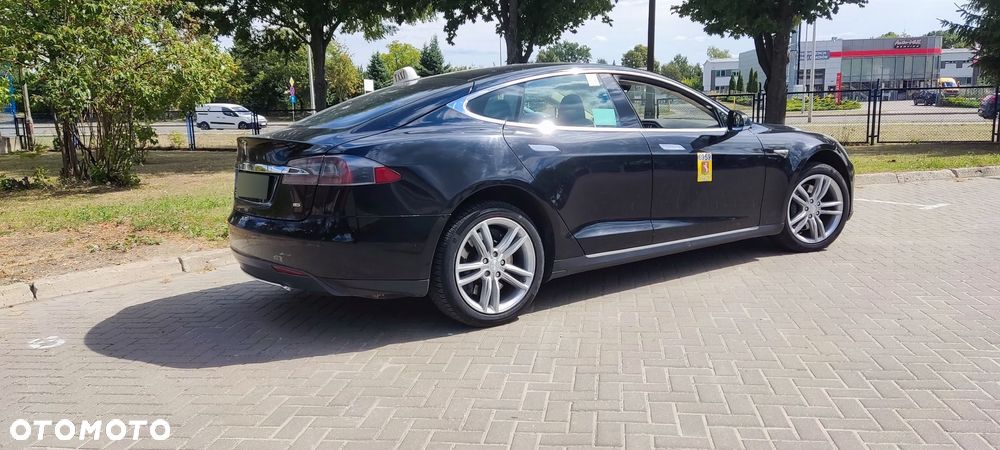 Tesla Model S 85 D - 2