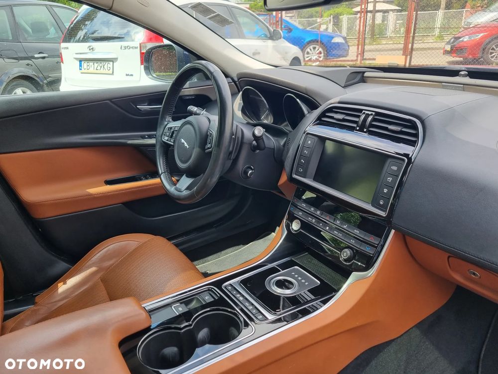 Jaguar XE 2.0 D AWD Portfolio - 18