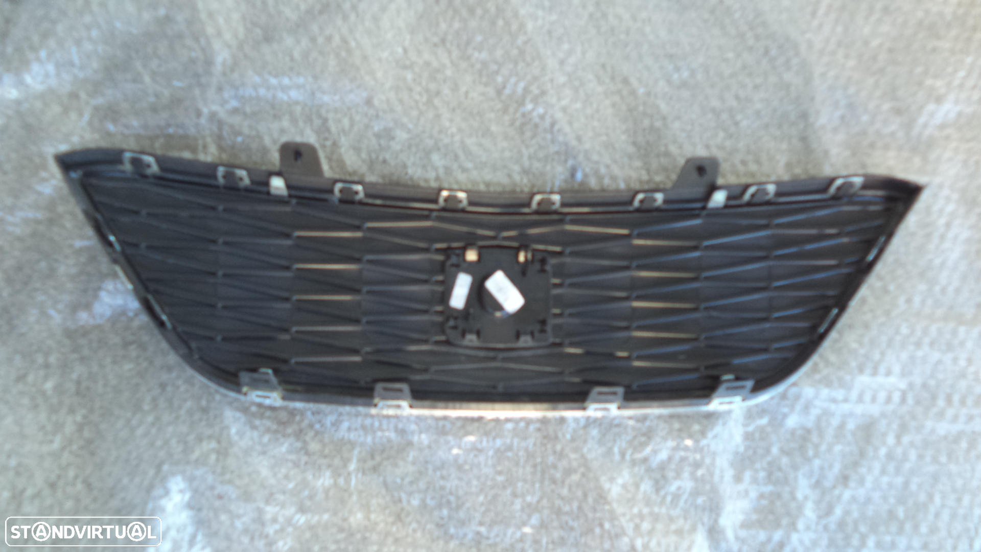 grelha central cromada Seat Ibiza 2014 (original em bom estado) - 2