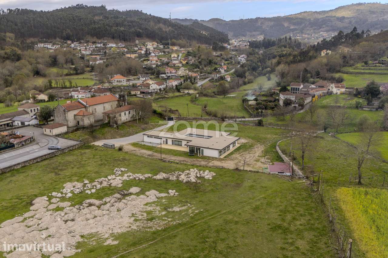 Moradia T4 de Luxo c/ Piscina e Jardim Interior | Vieira do Minho - Grande imagem: 3/57