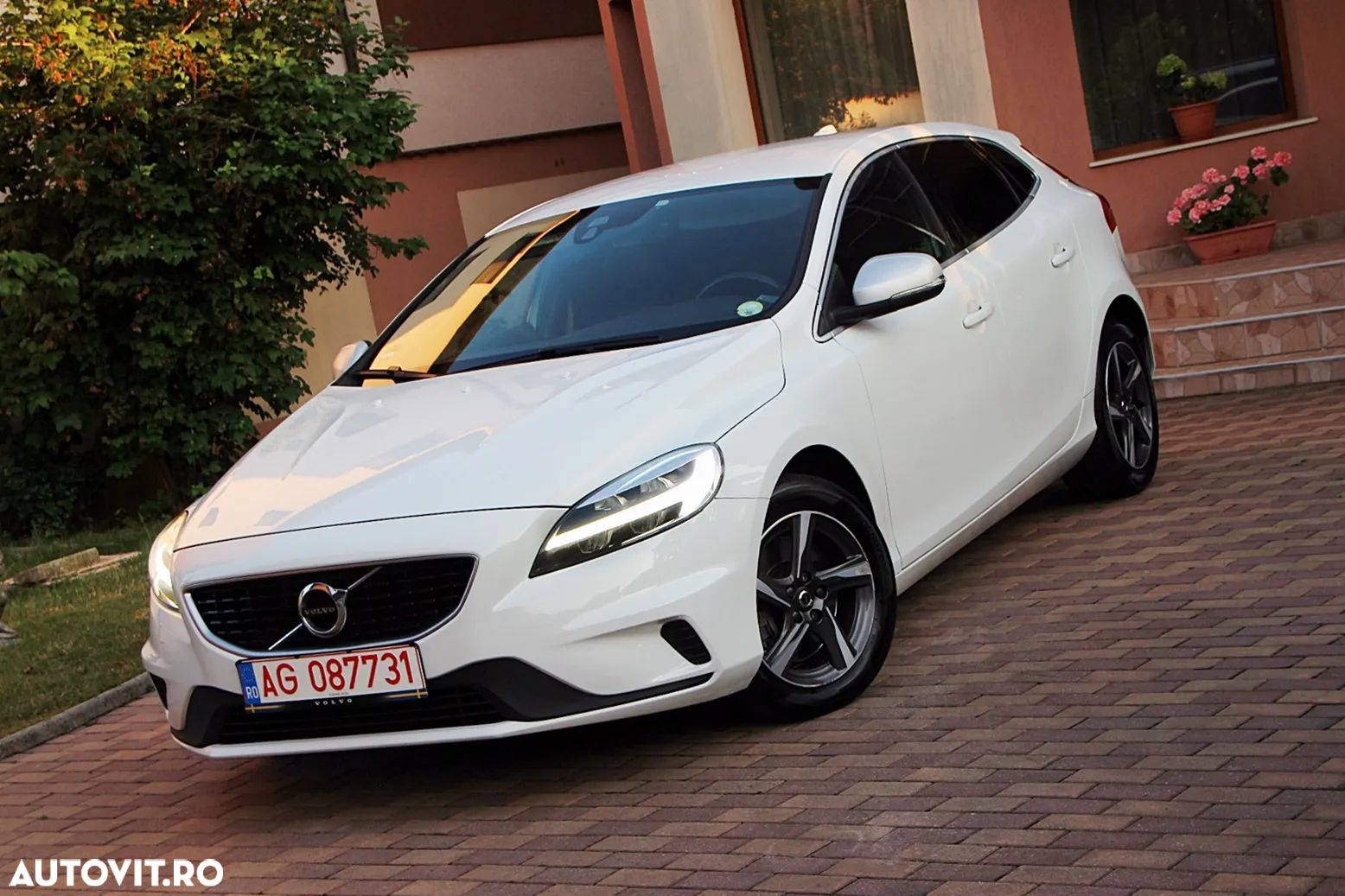 Volvo V40 D3 Geartronic RDesign - 1