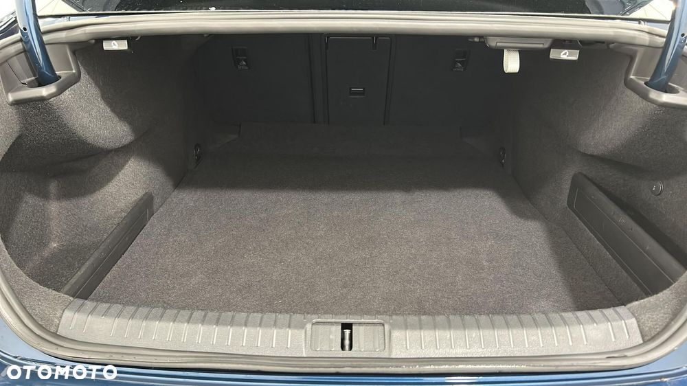 Volkswagen Passat - 12