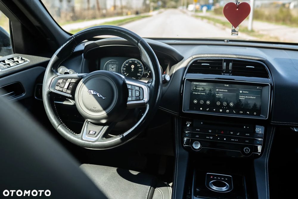 Jaguar F-Pace 2.0 i4D AWD R-Sport - 16
