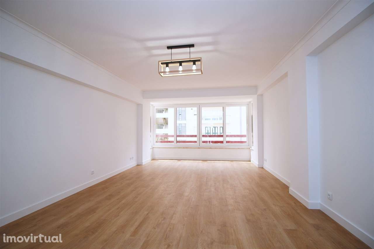 Apartamento T3 remodelado arrecadação parqueamento Estrada da Luz - Grande imagem: 2/28