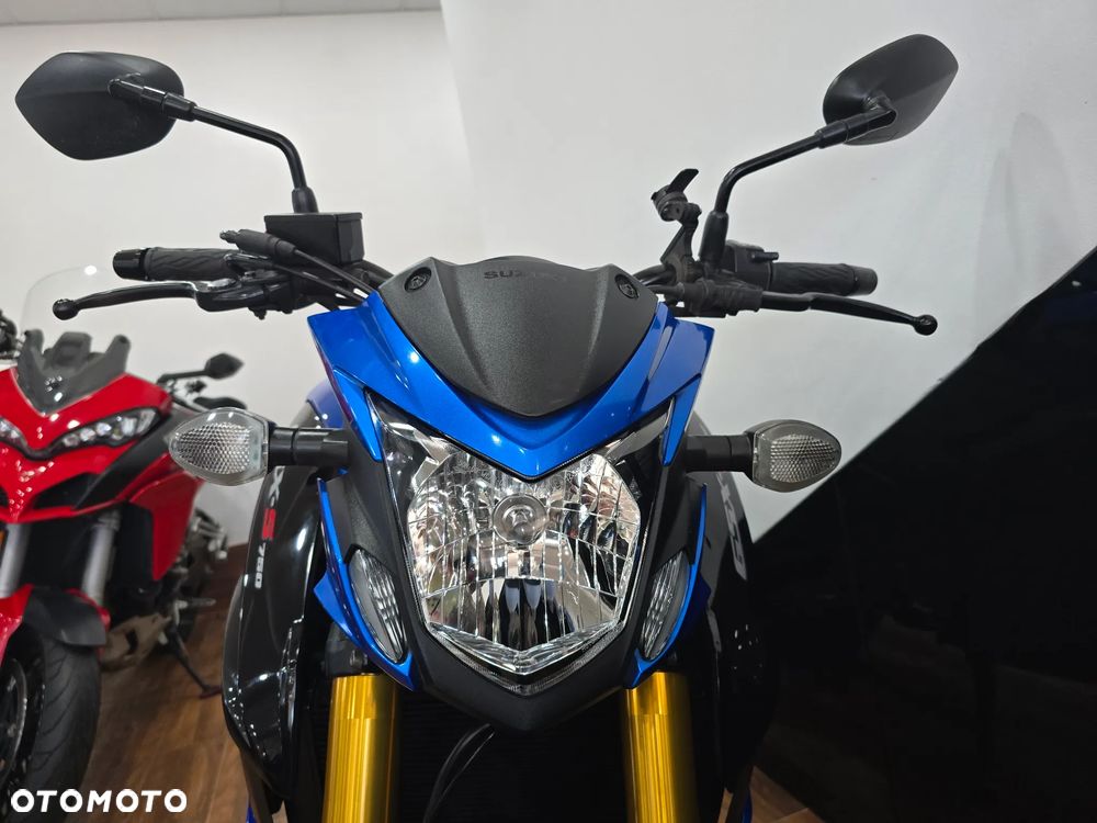 Suzuki GSX - 22