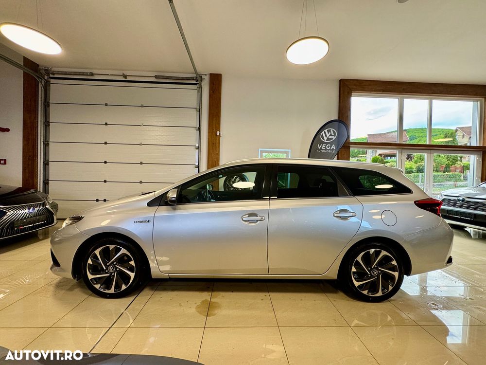 Toyota Auris 1.8 L VVT-i Sol + - 7