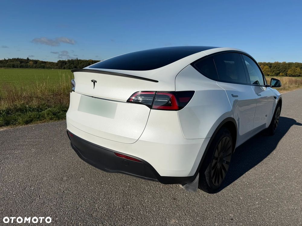 Tesla Model Y Long Range AWD - 4