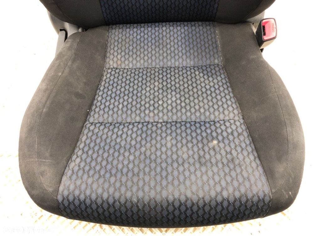 FOTEL PRAWY PRZÓD  TOYOTA AURIS Kombi (_E18_) 2013 - 2018 1.6 (ZRE185_) 97 kW [132 KM] benzyna 2013 - 2