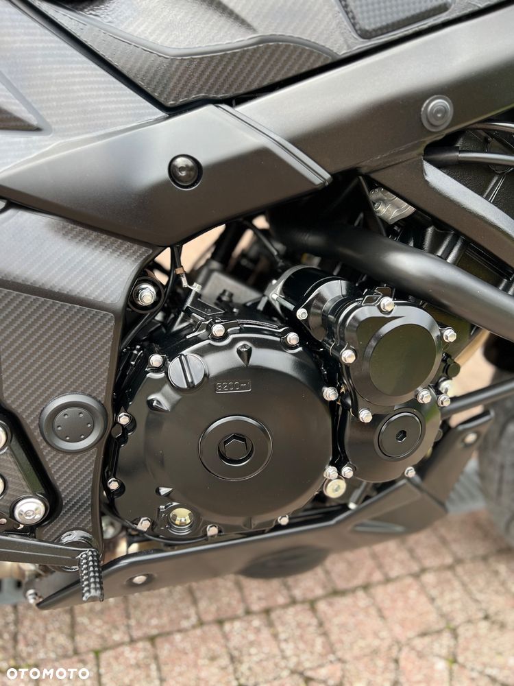 Suzuki GSR - 23
