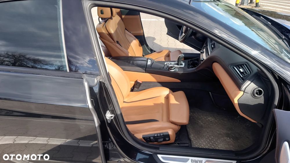 BMW Seria 6 650i - 8