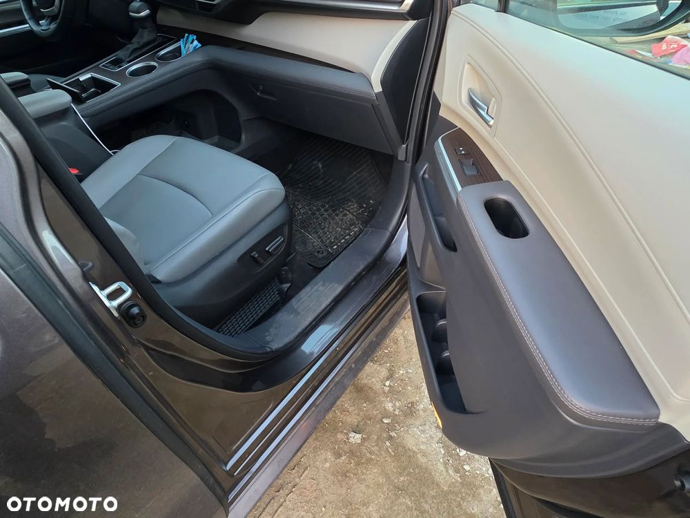 Toyota Sienna - 11