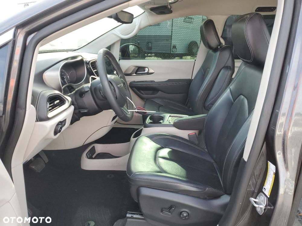 Chrysler Pacifica - 8