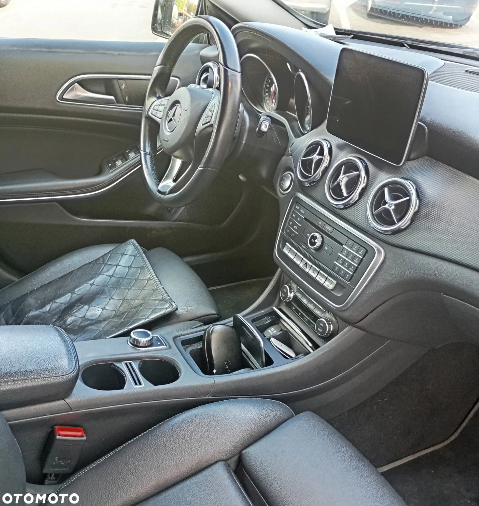 Mercedes-Benz GLA 200 7G-DCT - 16