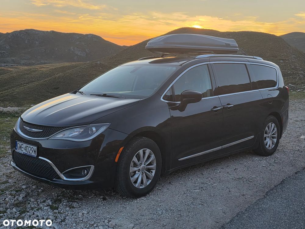 Chrysler Pacifica - 1