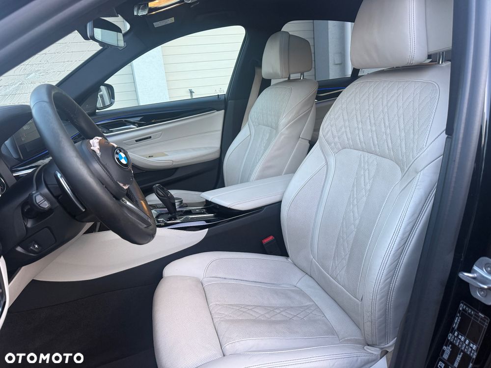 BMW Seria 5 M550i xDrive - 23